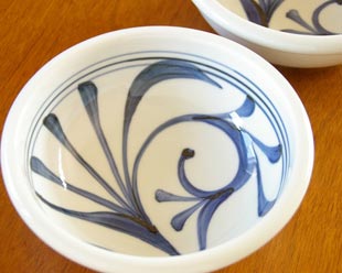 砥部焼・梅山窯 内からくさの玉ぶち鉢(6寸)を上から見て