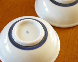 砥部焼・梅山窯 内からくさの玉ぶち鉢(6寸)の底面