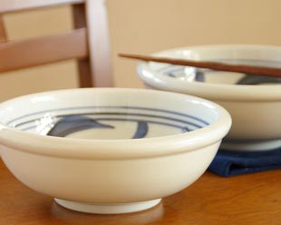 砥部焼・梅山窯 内からくさの玉ぶち鉢(6寸)を横から見て