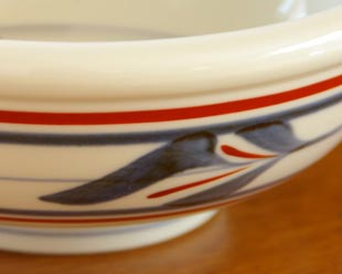 砥部焼・梅山窯 みつ葉の玉ぶち鉢(6寸)の絵付け