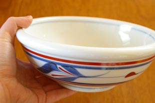 砥部焼・梅山窯 みつ葉の玉ぶち鉢(6寸)を手に持って