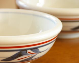 砥部焼・梅山窯 みつ葉の玉ぶち鉢(6寸)の玉ぶち部分