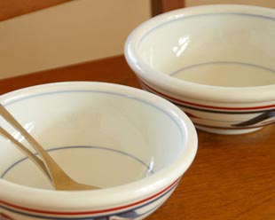 砥部焼・梅山窯 みつ葉の玉ぶち鉢(6寸)を上から見て