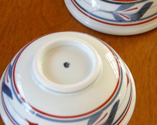 砥部焼・梅山窯 みつ葉の玉ぶち鉢(6寸)の底面