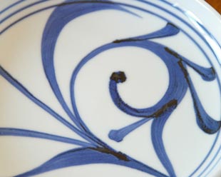 砥部焼・梅山窯　ひとつからくさの6寸皿の絵付け