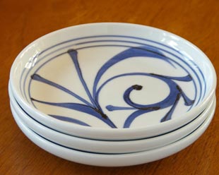 砥部焼・梅山窯　ひとつからくさの6寸皿を重ねて