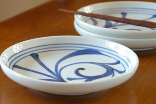 砥部焼・梅山窯　ひとつからくさの6寸皿を横から見て