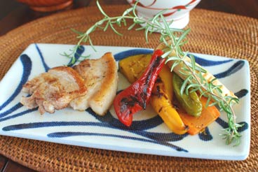 砥部焼・梅山窯　からくさの布目角皿(7.5寸)にソテーを盛って