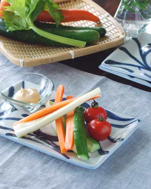 砥部焼・梅山窯　からくさの布目角皿(7.5寸)に野菜スティックをも