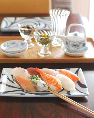 砥部焼・梅山窯　からくさの布目角皿(7.5寸)にお寿司を