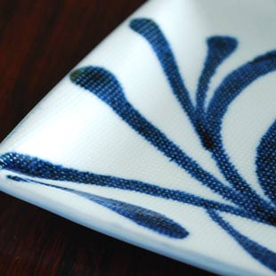 砥部焼・梅山窯　からくさの布目角皿(7.5寸)の絵柄