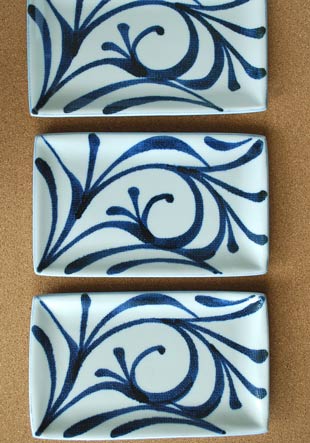 砥部焼・梅山窯　からくさの布目角皿(7.5寸)の絵柄比較