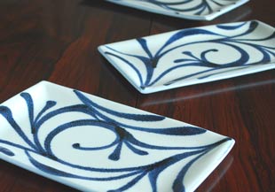 梅山窯　からくさの布目角皿(7.5寸)