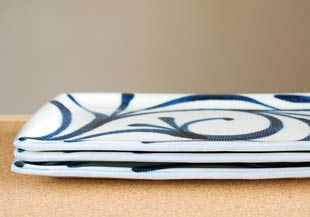 砥部焼・梅山窯　からくさの布目角皿(7.5寸)を重ねて