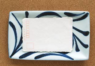 砥部焼・梅山窯　からくさの布目角皿(7.5寸)をはがきと比較して