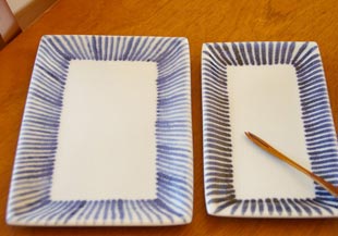 砥部焼・梅山窯　とくさ柄の布目角皿の7寸と6,7寸の比較