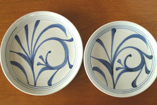 砥部焼・梅山窯　ひとつからくさの大皿の8寸と7寸の比較