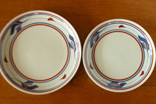 砥部焼・梅山窯　みつ葉の大皿の8寸と7寸の比較