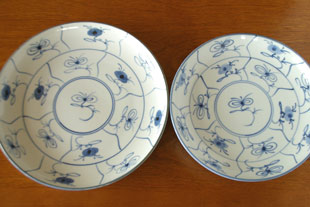 砥部焼・梅山窯　なずなの大皿8寸と7寸の比較