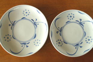 砥部焼・梅山窯　太陽柄の大皿の8寸と7寸の比較