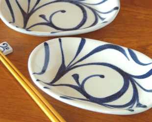 砥部焼　からくさの布目小判深皿