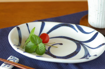 梅山窯　からくさの布目小判深皿