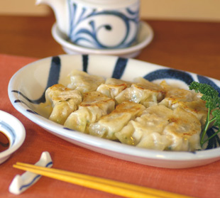 砥部焼・梅山窯　からくさの布目小判深皿に餃子を盛って