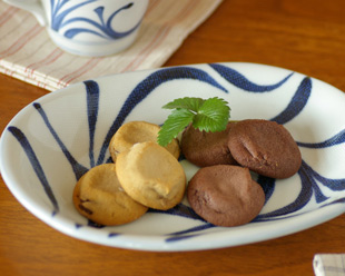 砥部焼・梅山窯　からくさの布目小判深皿にクッキーを