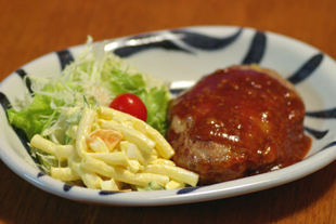 砥部焼・梅山窯　からくさの布目小判深皿にハンバーグを