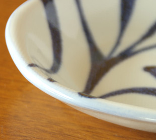 砥部焼・梅山窯　からくさの布目小判深皿の縁の部分