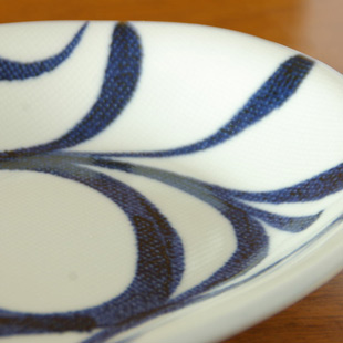 砥部焼・梅山窯　からくさの布目小判深皿の絵付け