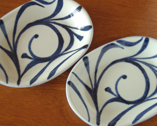 砥部焼・梅山窯　からくさの布目小判深皿の絵柄