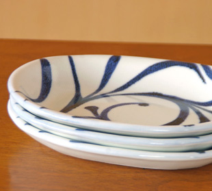 砥部焼・梅山窯　からくさの布目小判深皿を重ねて