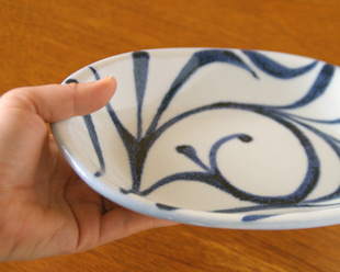 砥部焼・梅山窯　からくさの布目小判深皿を手に持って