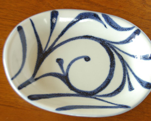 砥部焼・梅山窯　からくさの布目小判深皿を上から見て