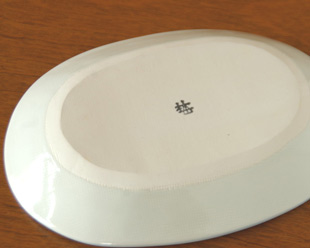 砥部焼・梅山窯　からくさの布目小判深皿の裏面