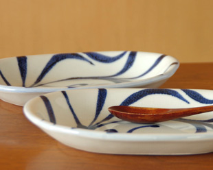 砥部焼・梅山窯　からくさの布目小判深皿を横から見て