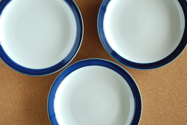 砥部焼・梅山窯　ふち藍色の縁付皿を上から見て
