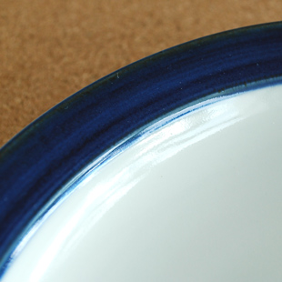 砥部焼・梅山窯　ふち藍色の縁付皿の絵付け