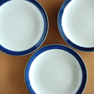 砥部焼・梅山窯　ふち藍色の縁付皿の比較