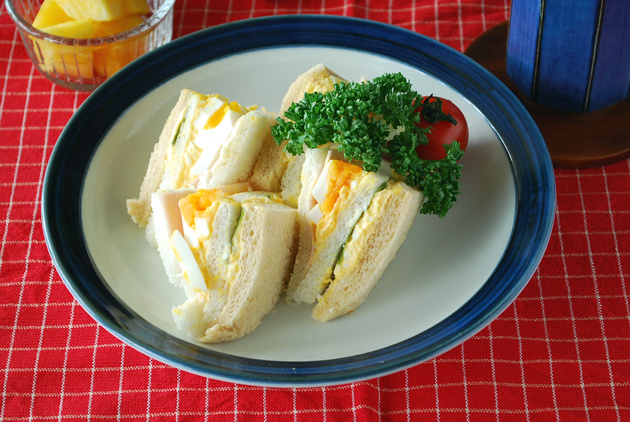 和食器・砥部焼　ふち藍色の縁付皿