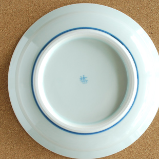 砥部焼・梅山窯　ふち藍色の縁付皿の裏面