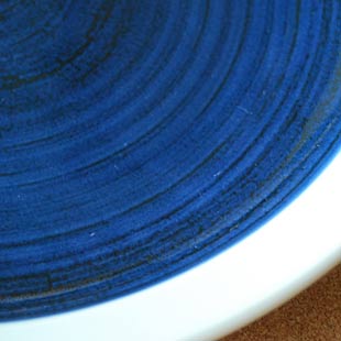 砥部焼・梅山窯　内藍色の縁付皿の絵付け