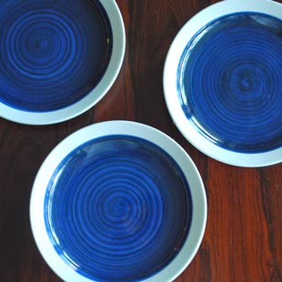 砥部焼・梅山窯　内藍色の縁付皿の比較
