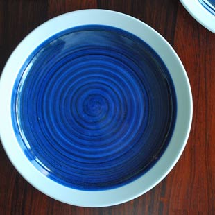 砥部焼・梅山窯　内藍色の縁付皿を上から見て