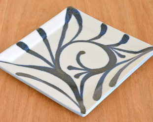 砥部焼・梅山窯　からくさの布目正角皿(7寸)