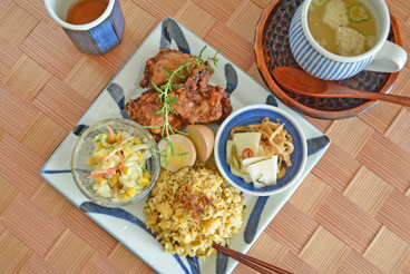 砥部焼・梅山窯　からくさの布目正角皿(7寸)でワンプレート