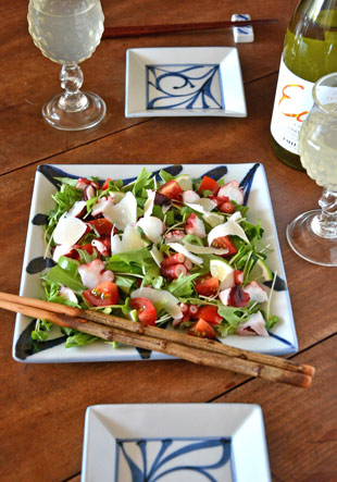 砥部焼・梅山窯　からくさの布目正角皿(7寸)にサラダを