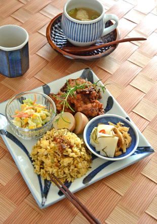 砥部焼・梅山窯　からくさの布目正角皿(7寸)をワンプレートに