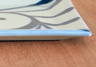 砥部焼・梅山窯　からくさの布目正角皿(7寸)の縁